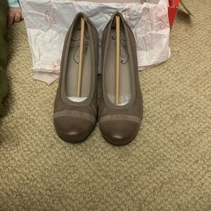 Abeo Women's Taupe Leather Heels sz 6